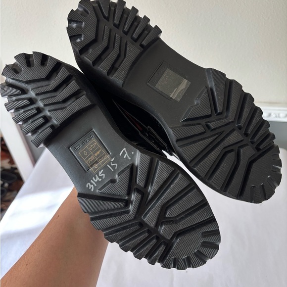 Dolce Vita Black Loafers with Gold Chain Detail Size 7.5 - Picture 6 of 7